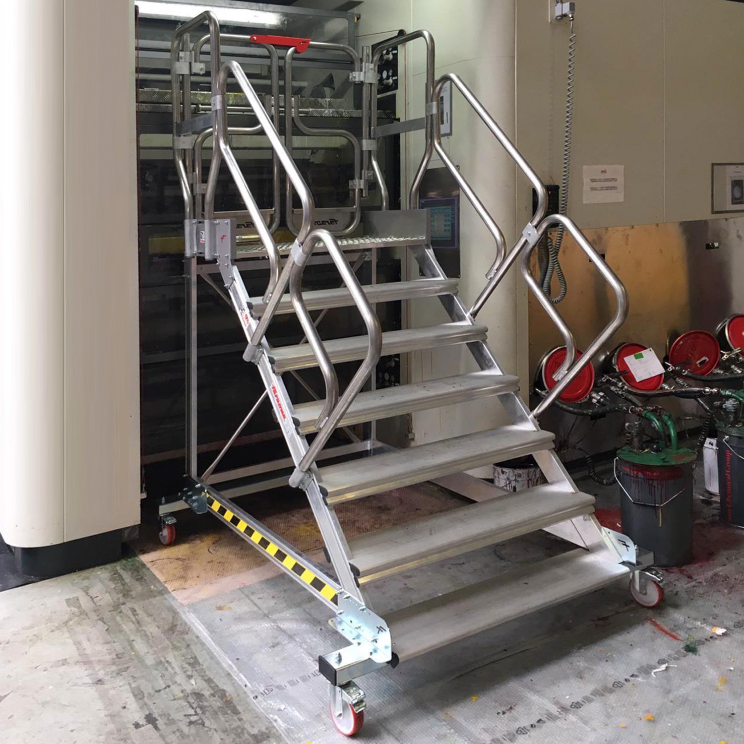 EM1304 | Escada de acesso frontal