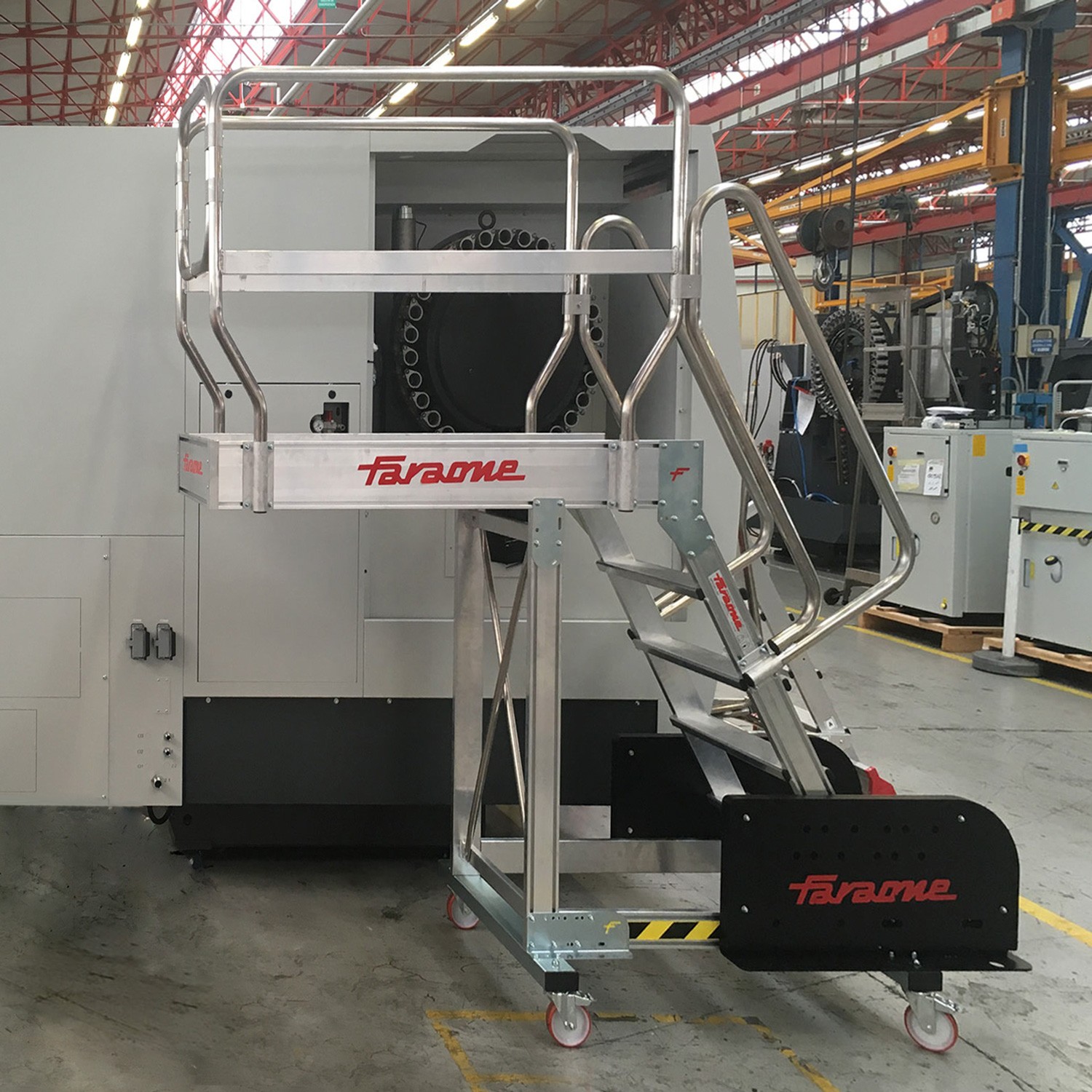 EM1308 | Escada de acesso frontal