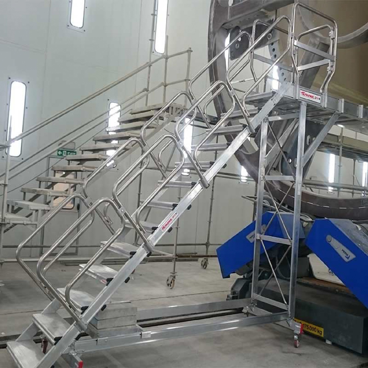 EM905 | Escada feita à medida para manutenção de turbinas