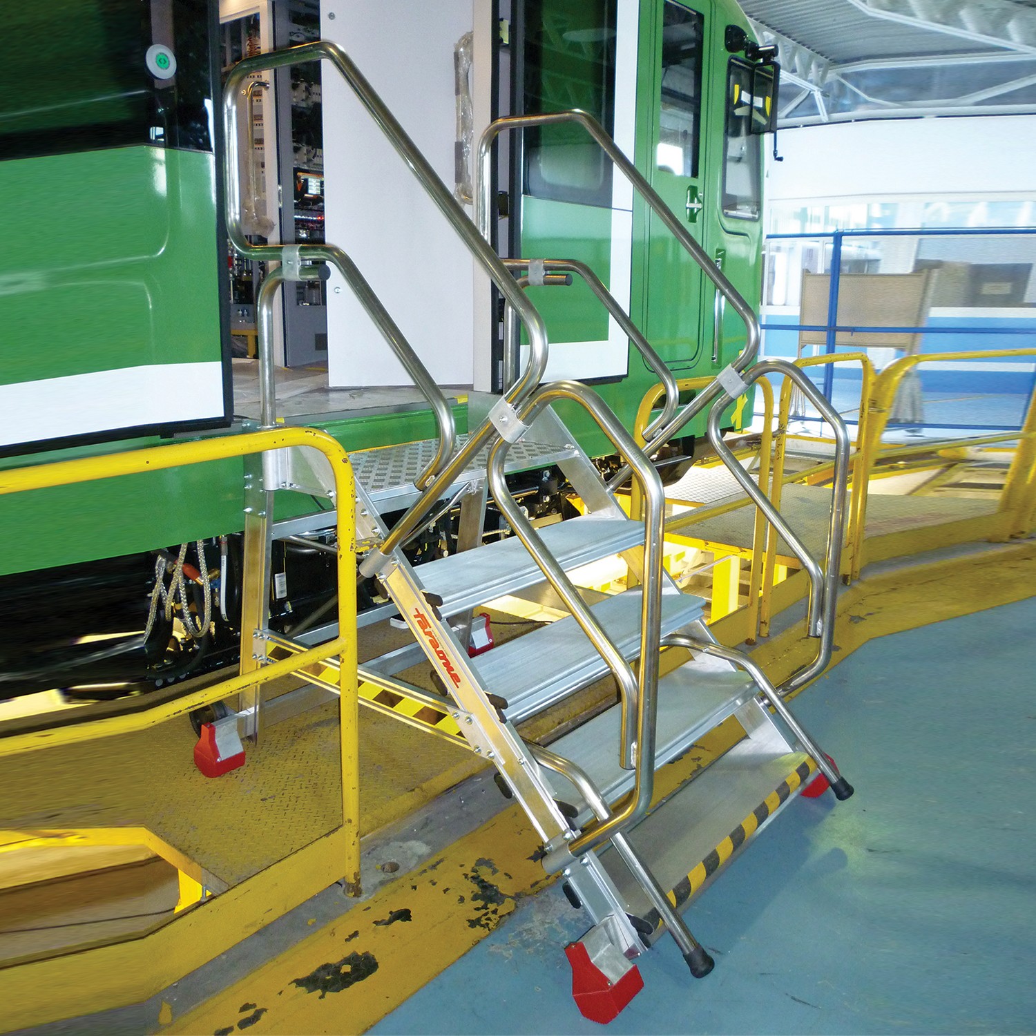 EM205 | Escada feita à medida para acesso a comboios