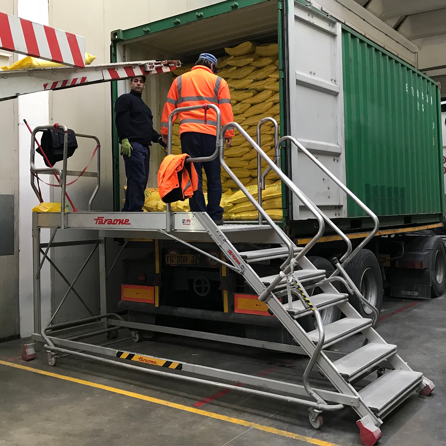 EM102 | Escada feita à medida para manutenção de camiões