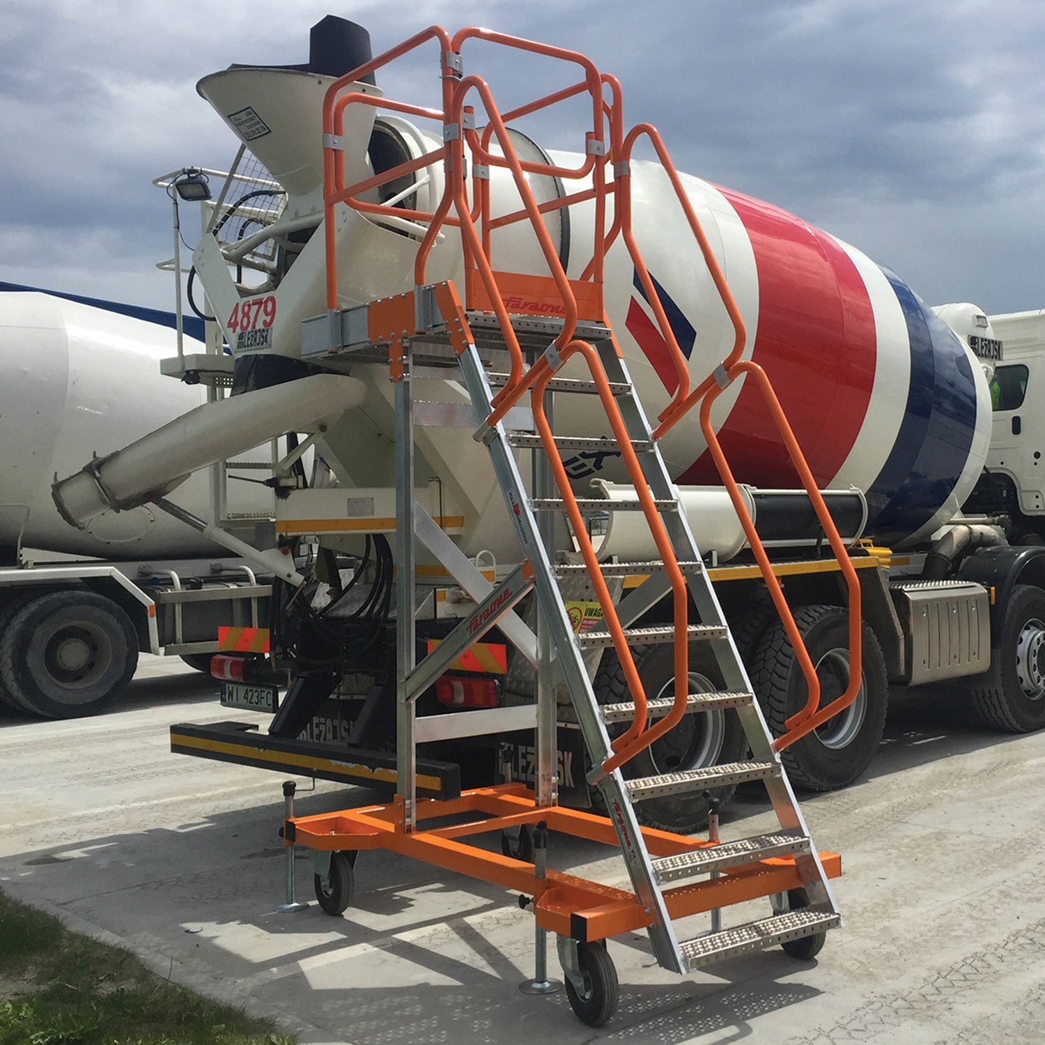 EM101 | Escada feita à medida para manutenção de camiões