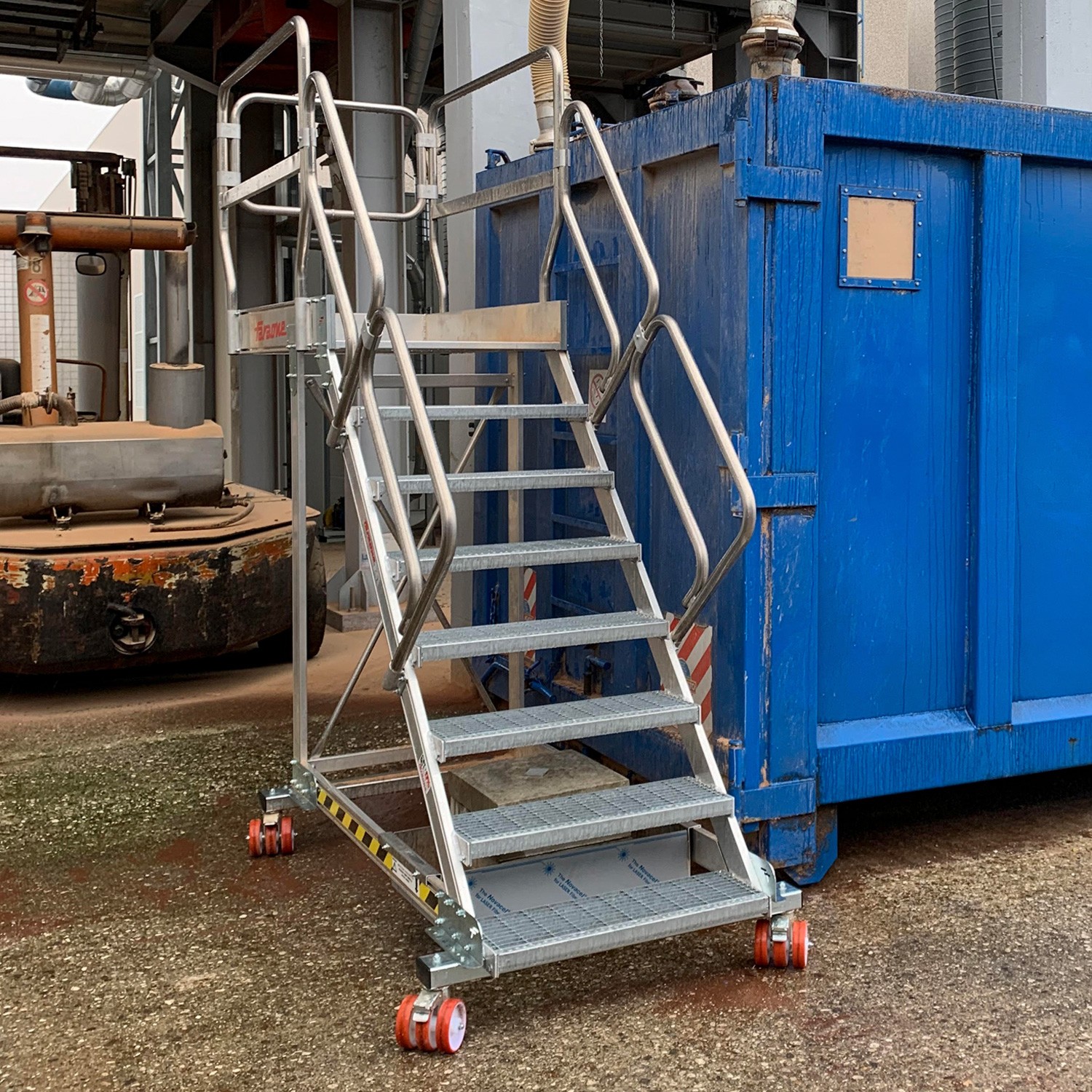 EM1310 | Escada de acesso frontal