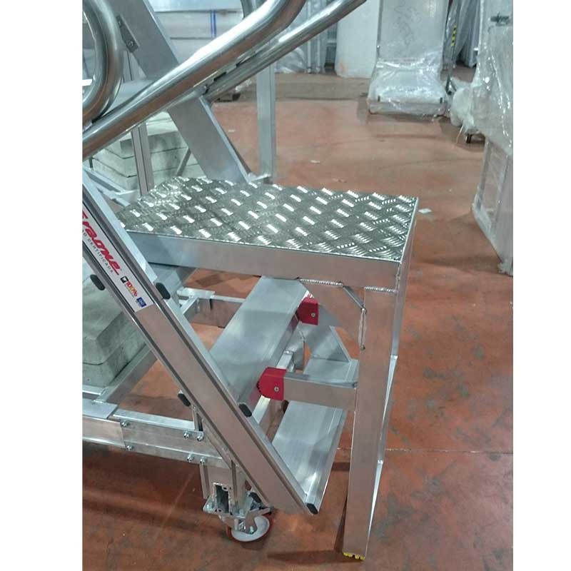 EM1311 | Escada de acesso frontal