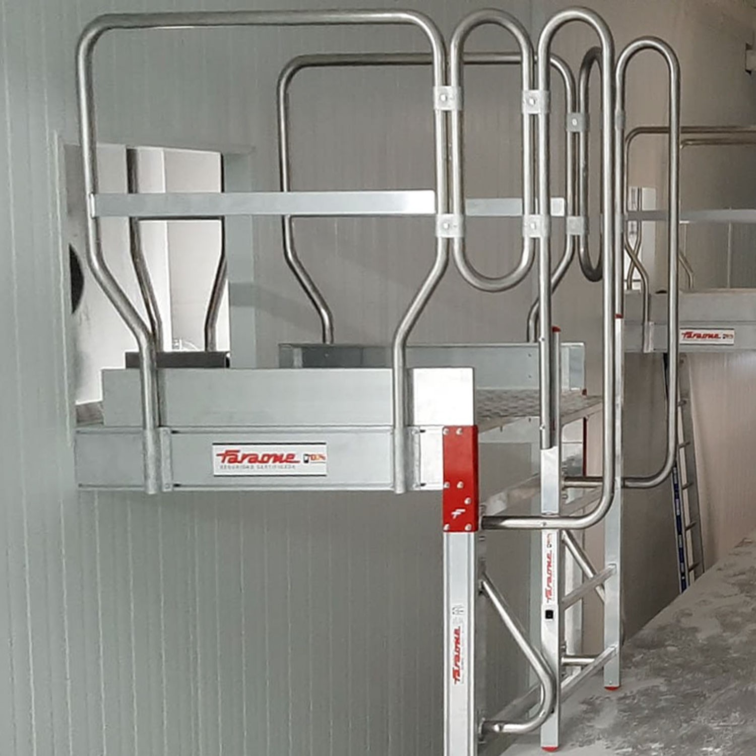 EM1113 | Passadiço para atravessar