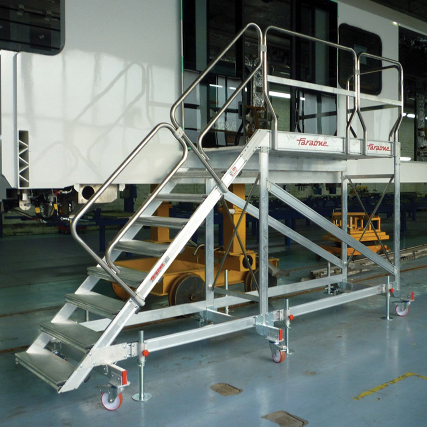 EM204 | Escada feita à medida para manutenção e acesso de comboios